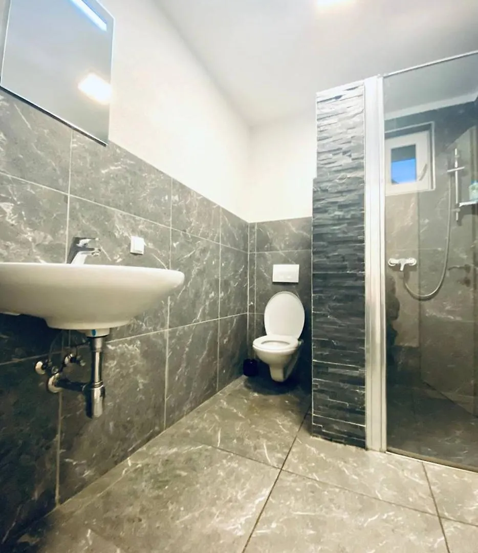 Quad Room In Floridsdorf Area Βιέννη Δωμάτια σε οικογενειακή κατοικία