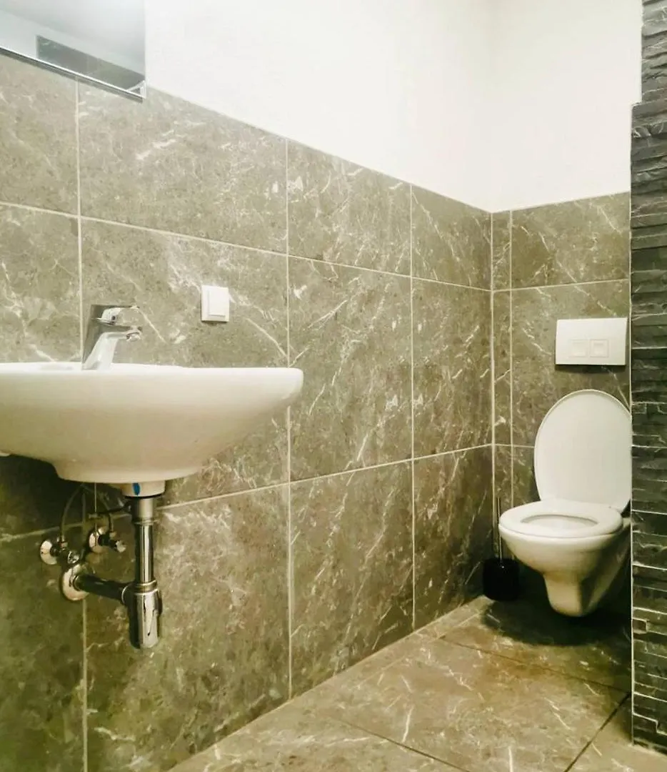 Quad Room In Floridsdorf Area Βιέννη 0*,  Αυστρία
